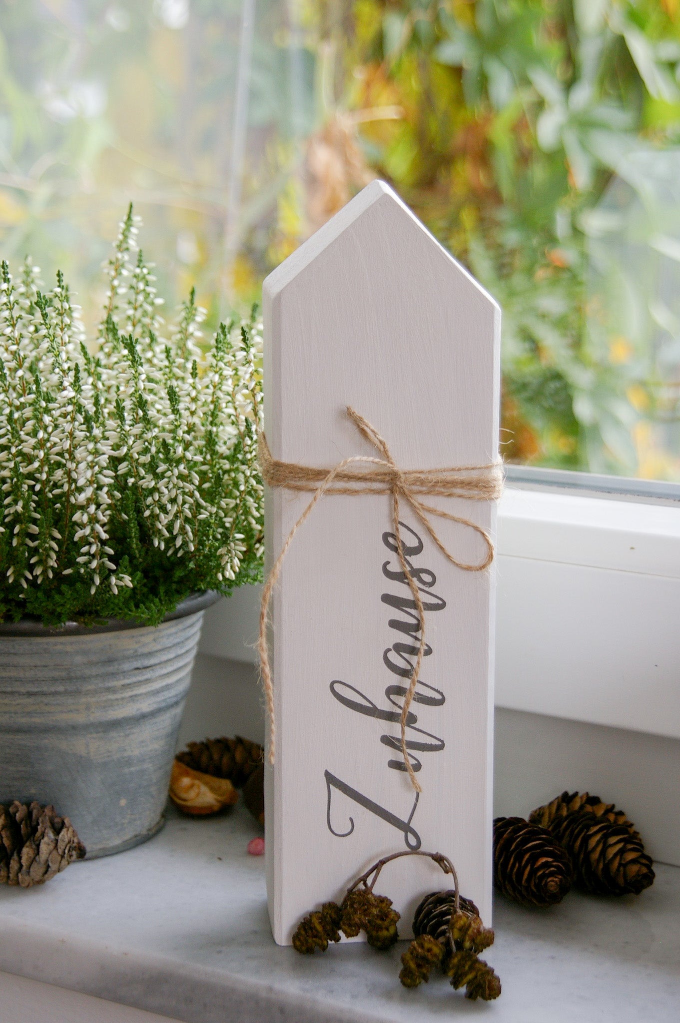 Holzhaus mit dem Spruch ‘‘Zuhause‘‘