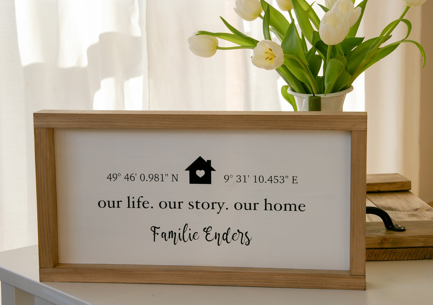 Personalisiertes Holzschild mit Koordinaten ''Our Home, our Story ...''