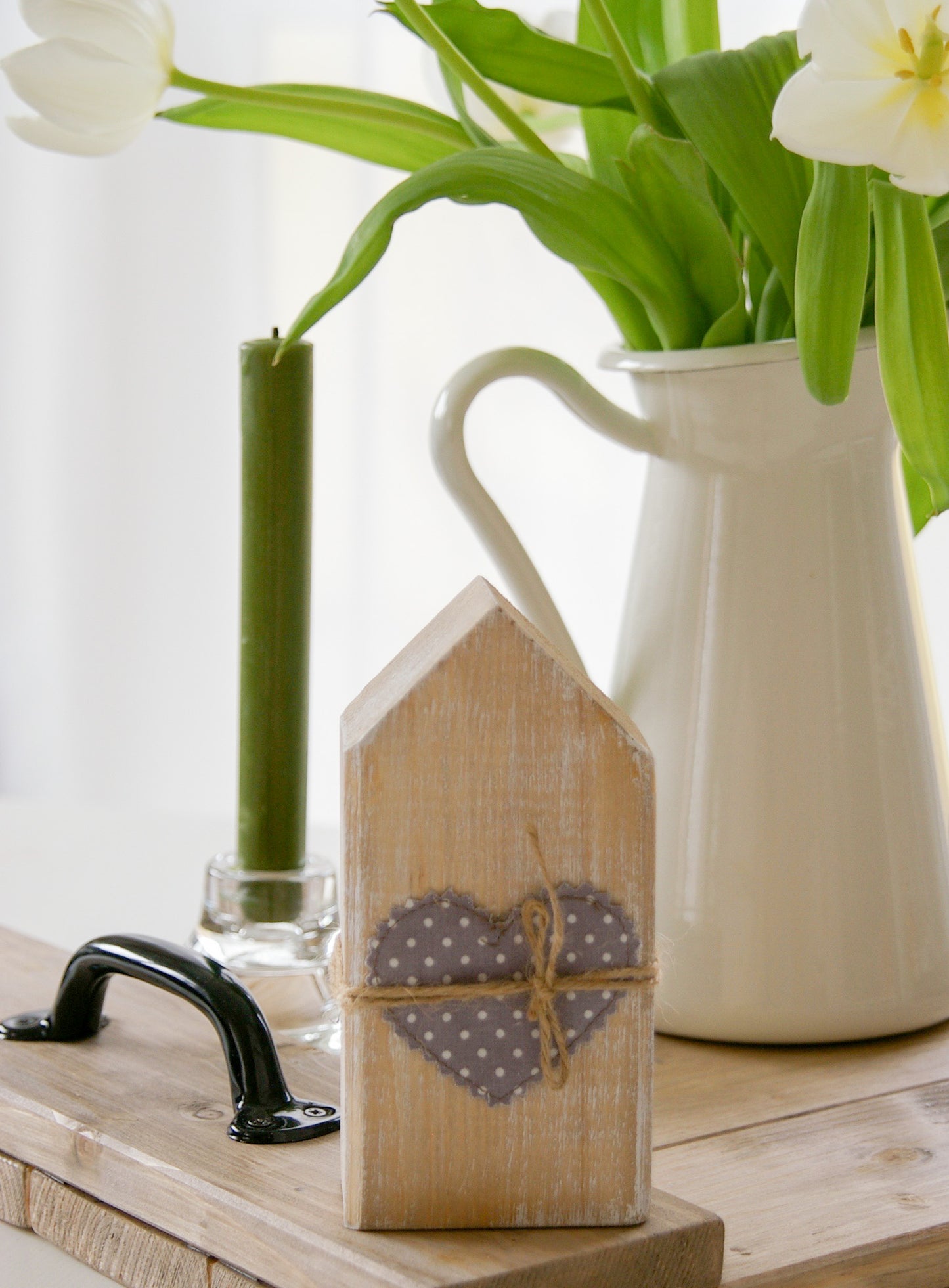 Holzhaus mit Stoffherz im Shabby-Look