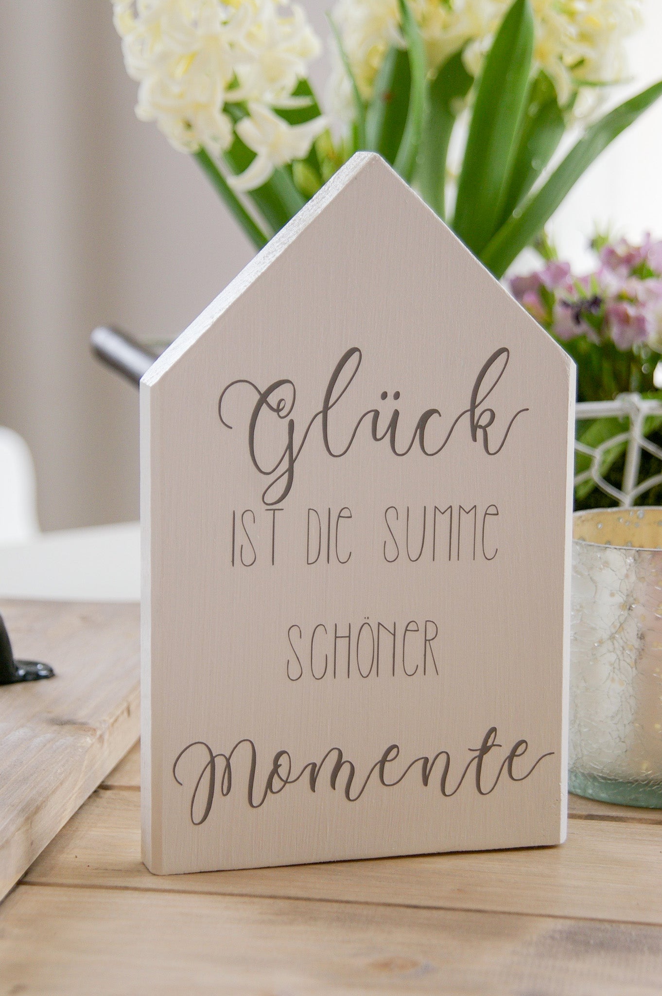 Holzhaus mit Spruch ''Glück ist ...''