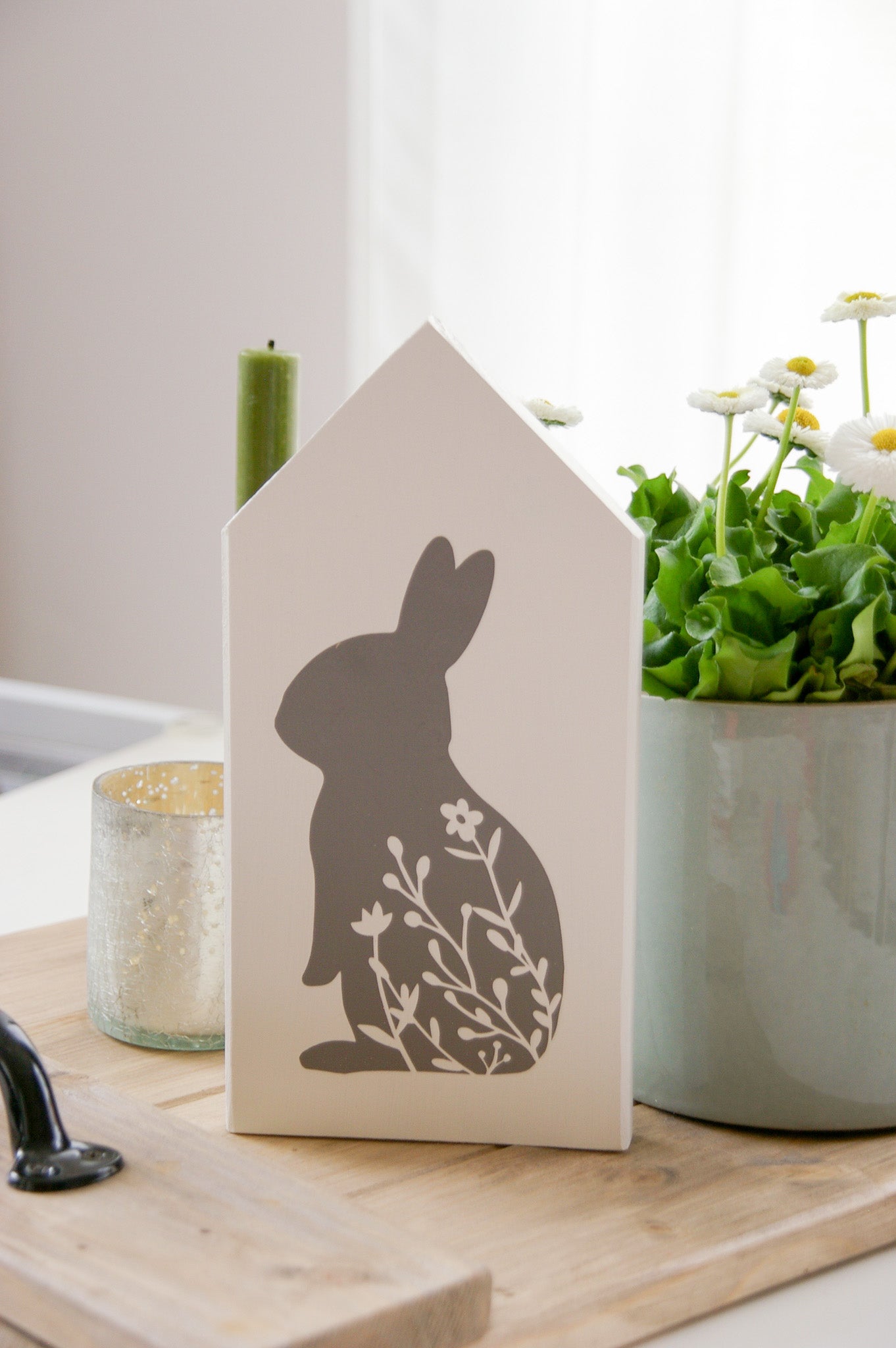 Holzhaus Häschen mit Blumen