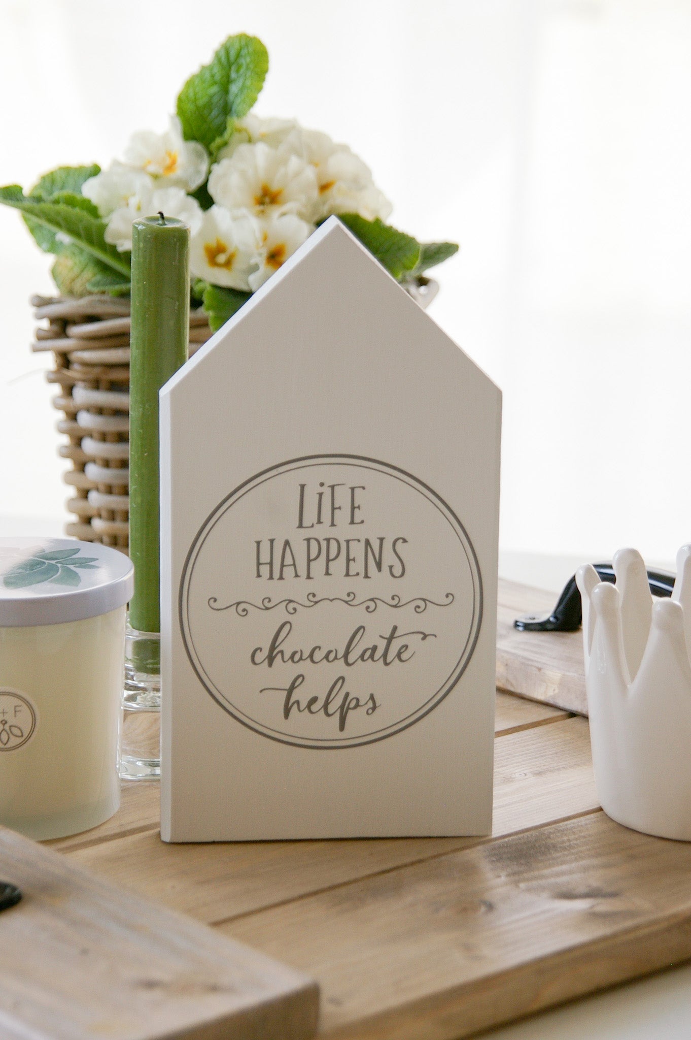 Holzhaus ''Life happens, chocolate helps''
