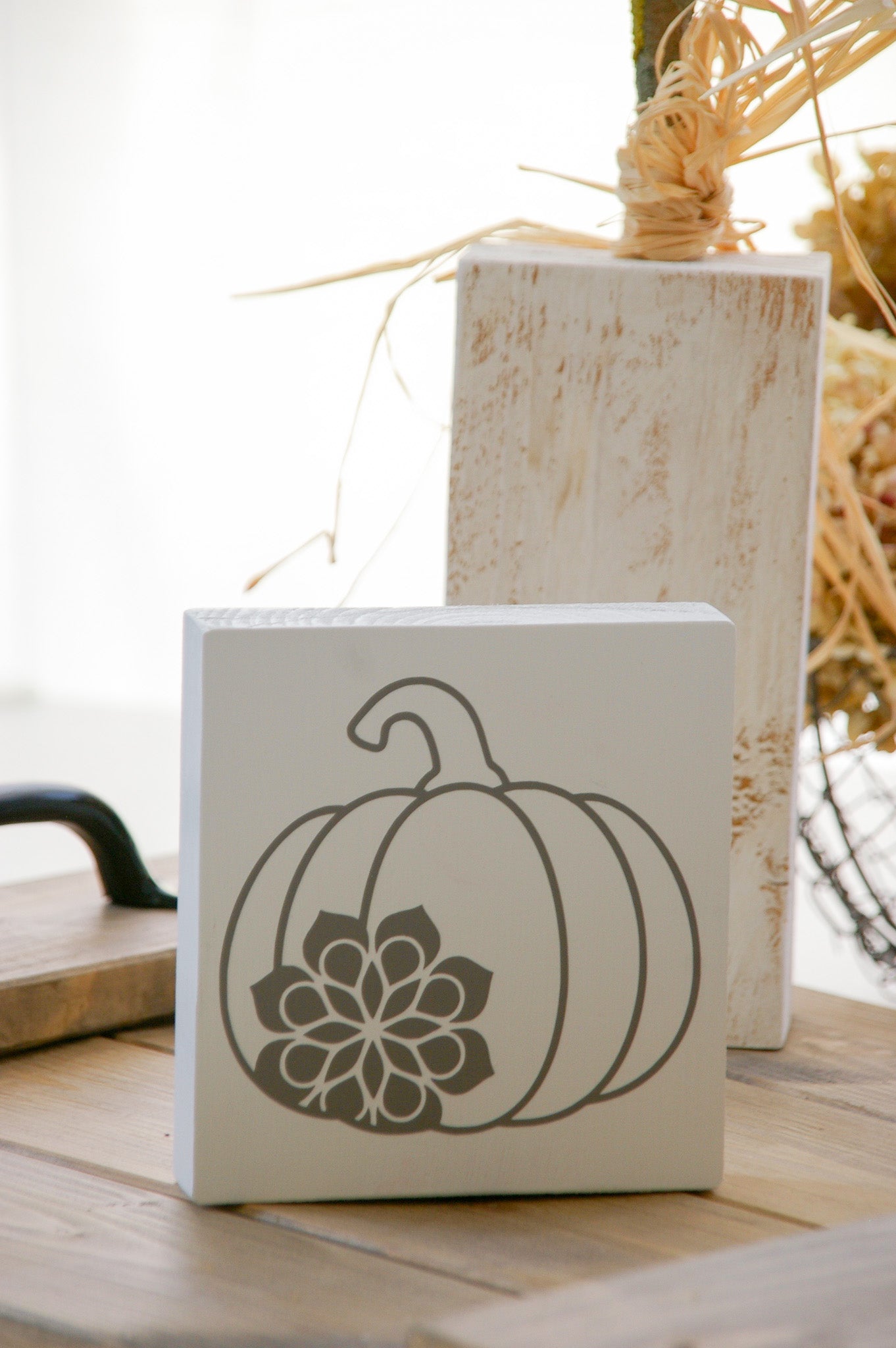 Holzhaus Herbst mit Kürbis und Blumenverzierungen