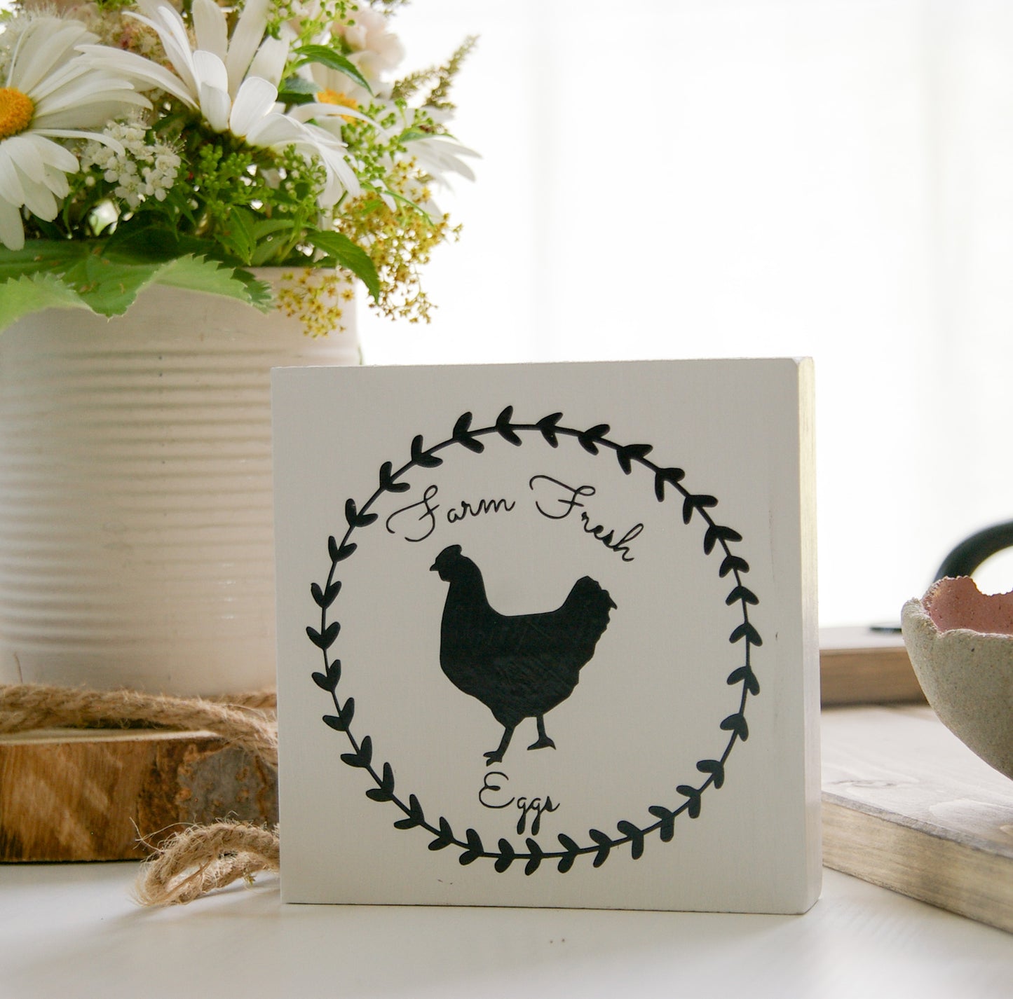 Holzschild ''Farm Fresh Eggs'' mit Kranzmotiv