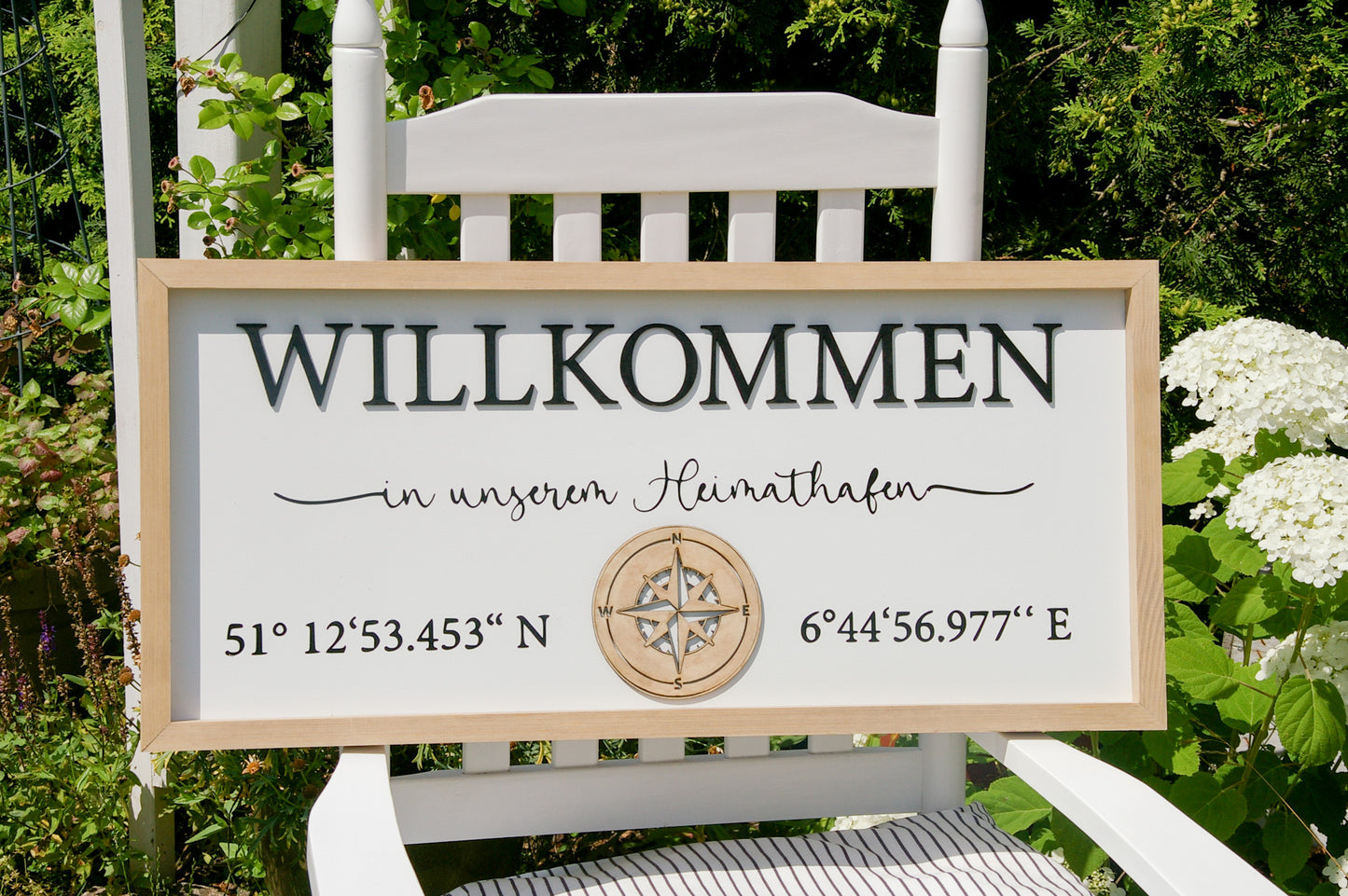 Personalisiertes Holzschild mit Koordinaten ''Willkommen in unserem Heimathafen'' in 3D