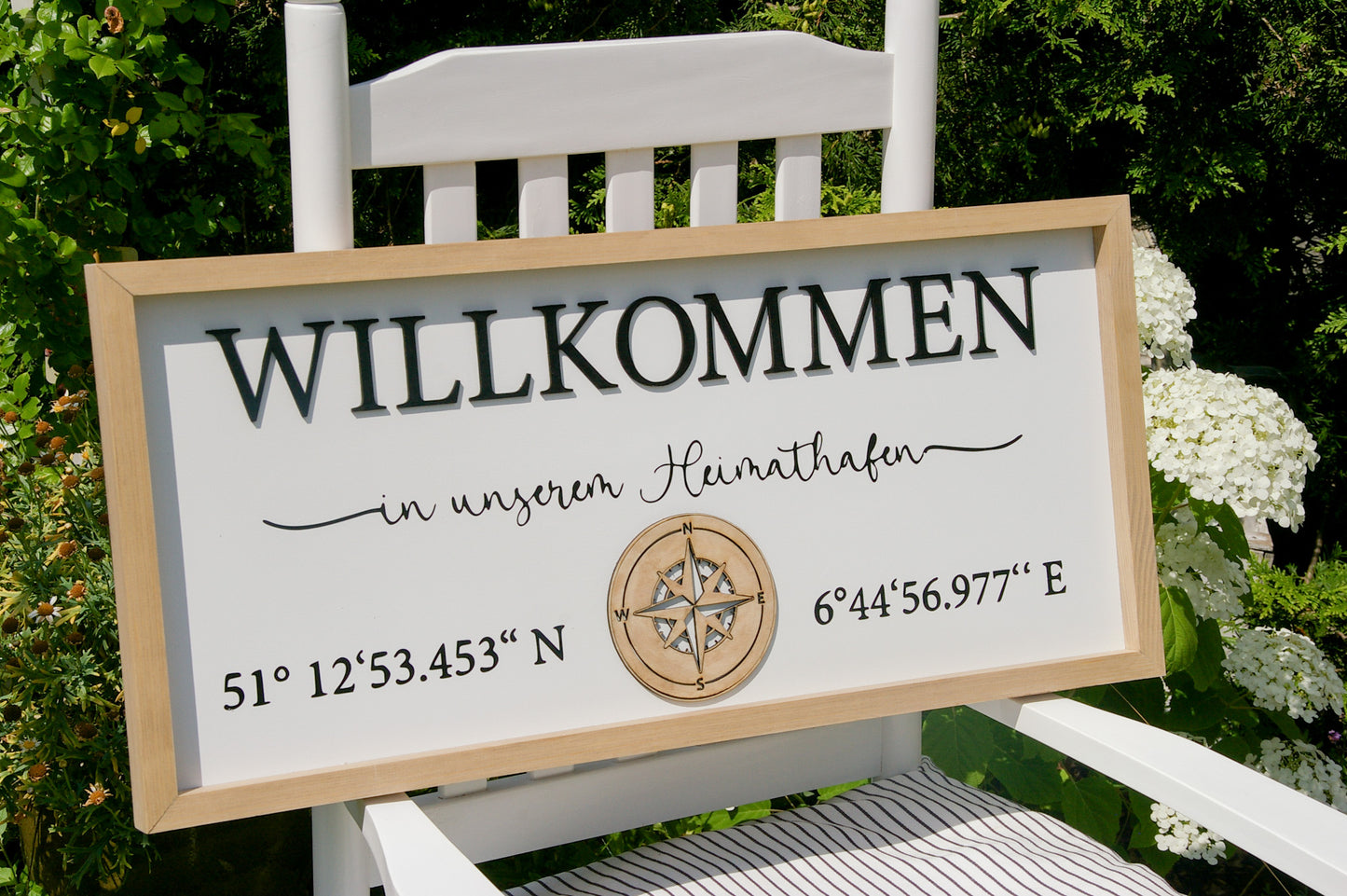 Personalisiertes Holzschild mit Koordinaten ''Willkommen in unserem Heimathafen'' in 3D