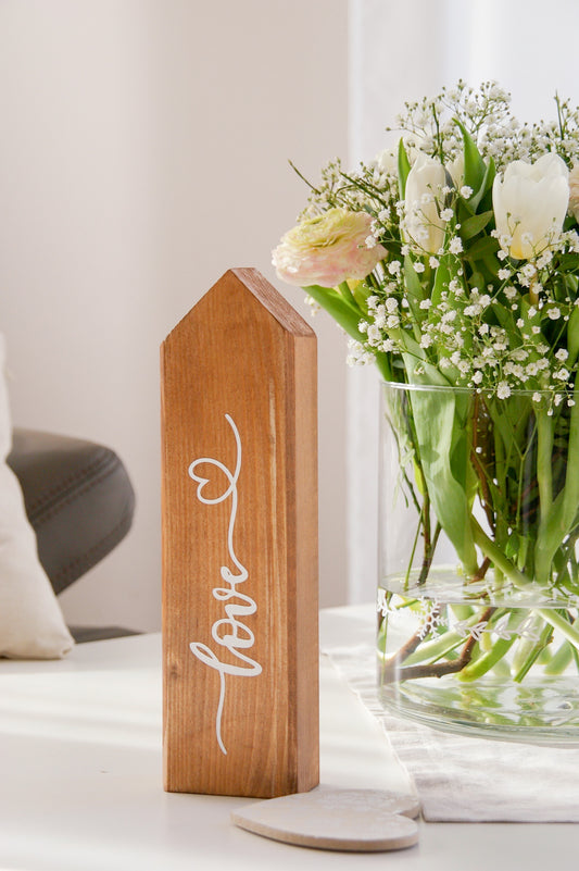 Holzhaus mit der Aufschrift ''Love''
