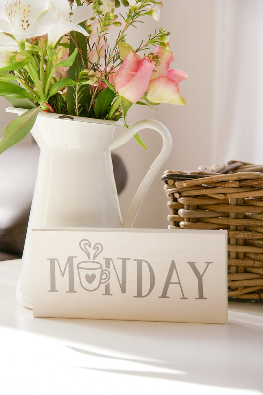 Holzschild ''Monday''