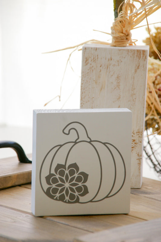 Holzhaus Herbst mit Kürbis und Blumenverzierungen